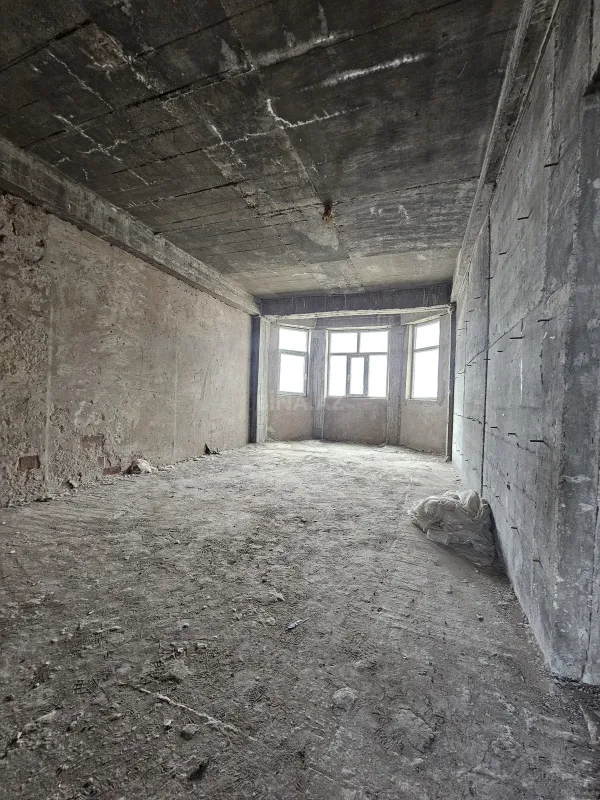 Satılır 4 otaqlı mənzil 180 m²