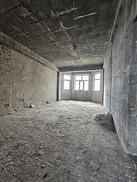 Satılır 4 otaqlı mənzil 180 m²