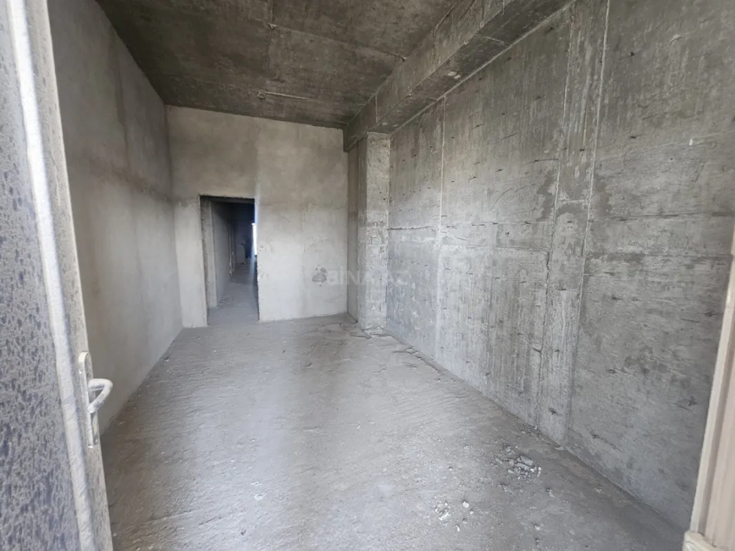 Satılır 4 otaqlı mənzil 180 m²
