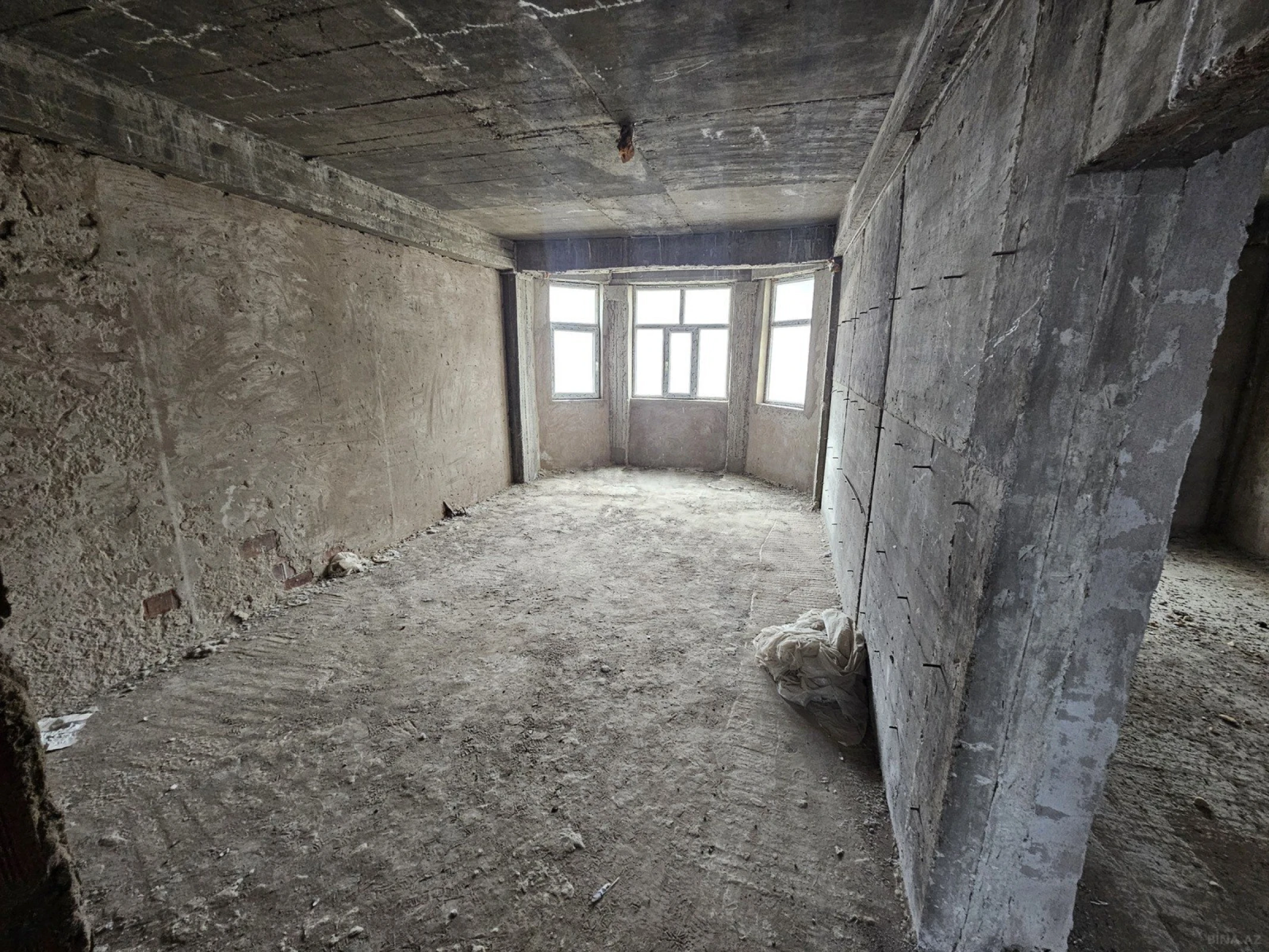 Satılır 4 otaqlı mənzil 180 m²