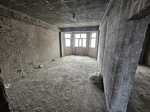 Satılır 4 otaqlı mənzil 180 m²