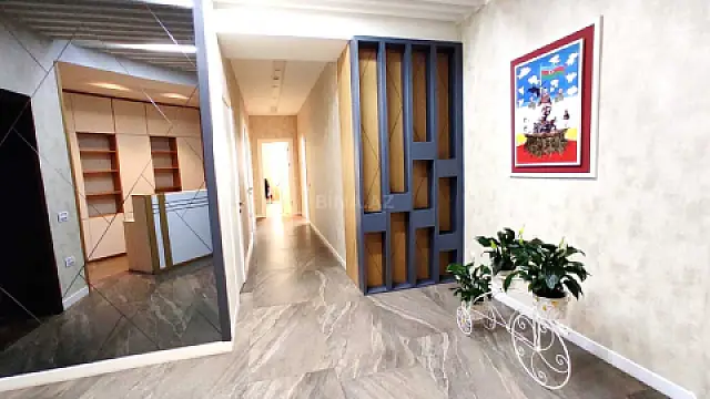Satılır 5 otaqlı ofis 217 m²