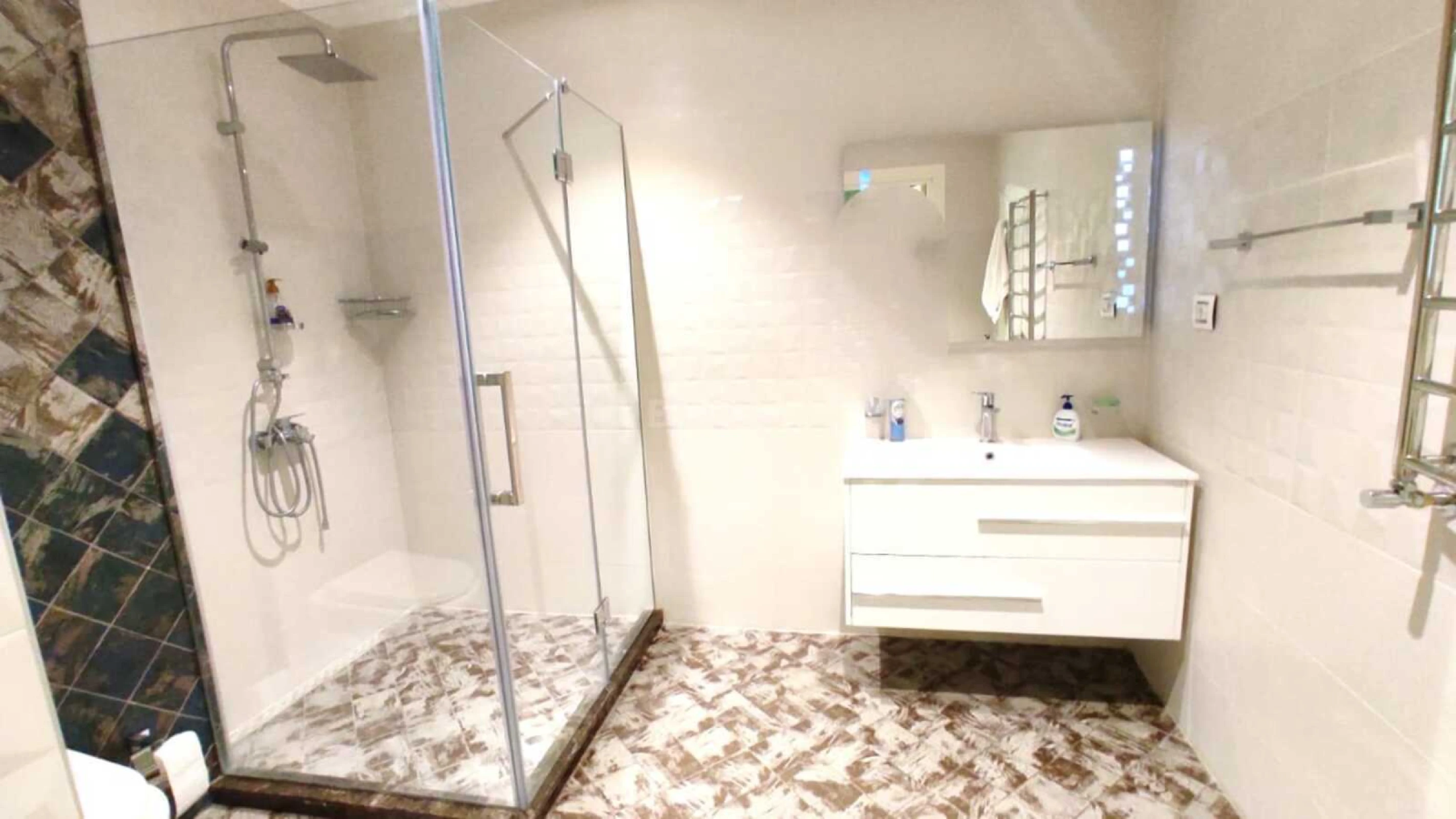 Satılır 5 otaqlı ofis 217 m²