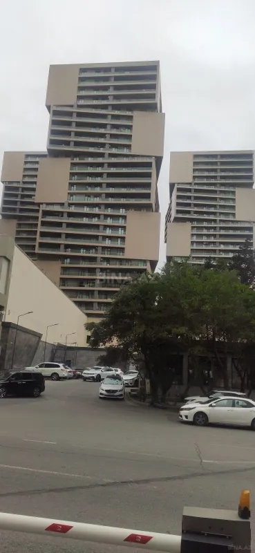 Satılır 4 otaqlı mənzil 178 m²