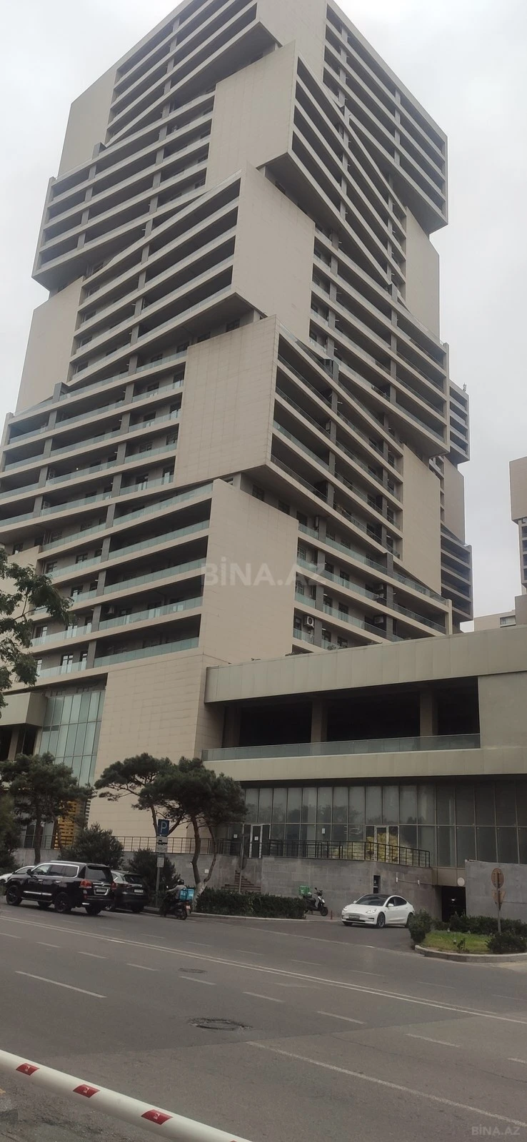 Satılır 4 otaqlı mənzil 178 m²