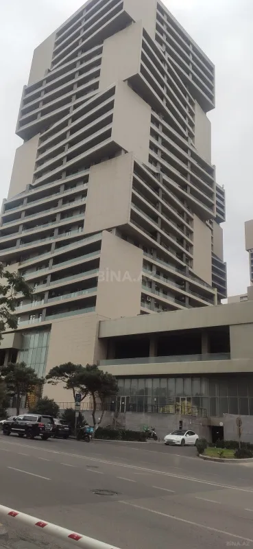 Satılır 4 otaqlı mənzil 178 m²