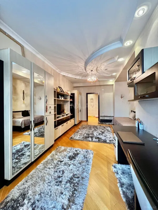 Satılır 4 otaqlı mənzil 210 m²