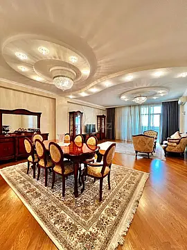 Satılır 4 otaqlı mənzil 210 m²