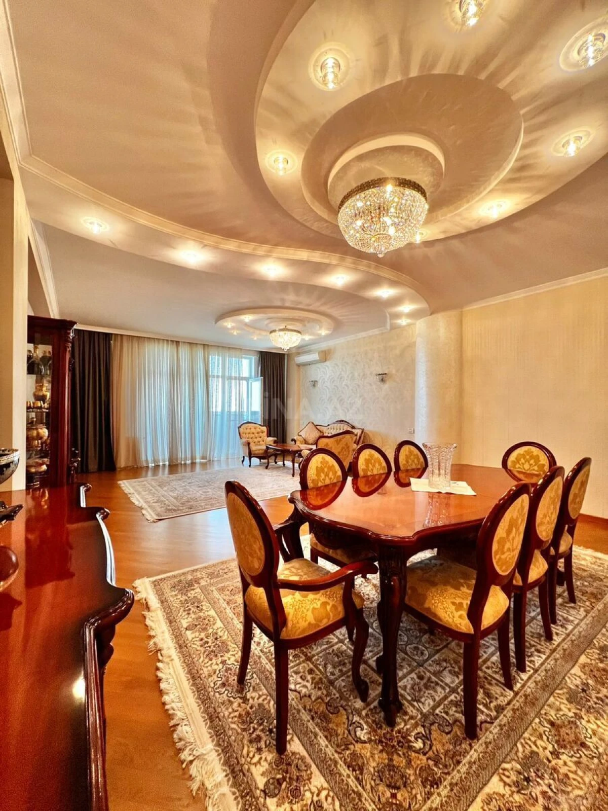 Satılır 4 otaqlı mənzil 210 m²