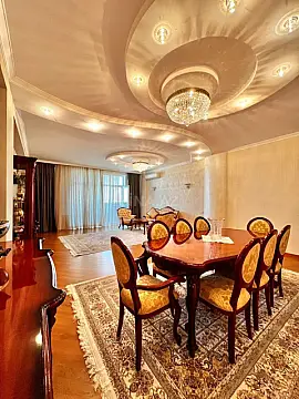 Satılır 4 otaqlı mənzil 210 m²