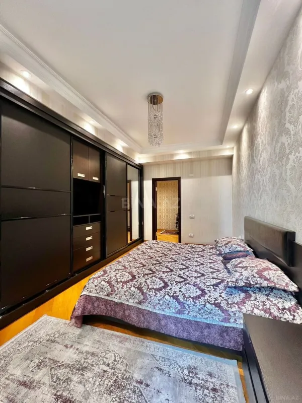 Satılır 4 otaqlı mənzil 210 m²