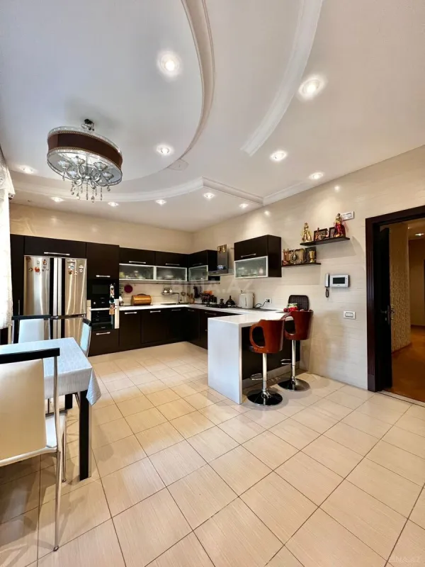 Satılır 4 otaqlı mənzil 210 m²