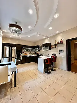 Satılır 4 otaqlı mənzil 210 m²