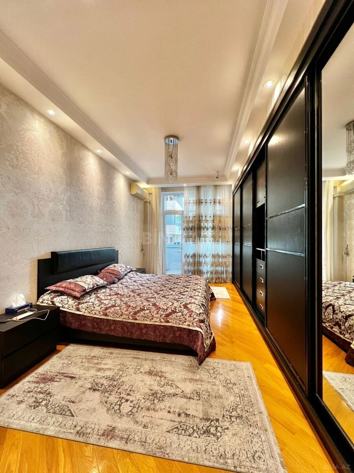 Satılır 4 otaqlı mənzil 210 m²