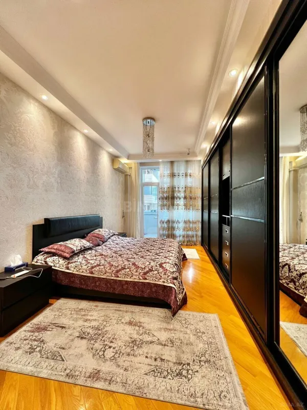Satılır 4 otaqlı mənzil 210 m²