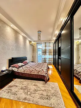 Satılır 4 otaqlı mənzil 210 m²