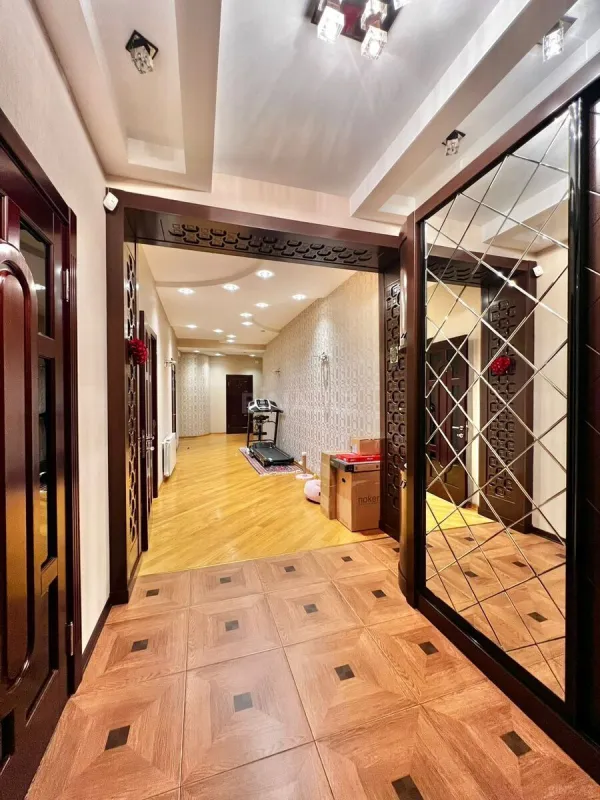 Satılır 4 otaqlı mənzil 210 m²