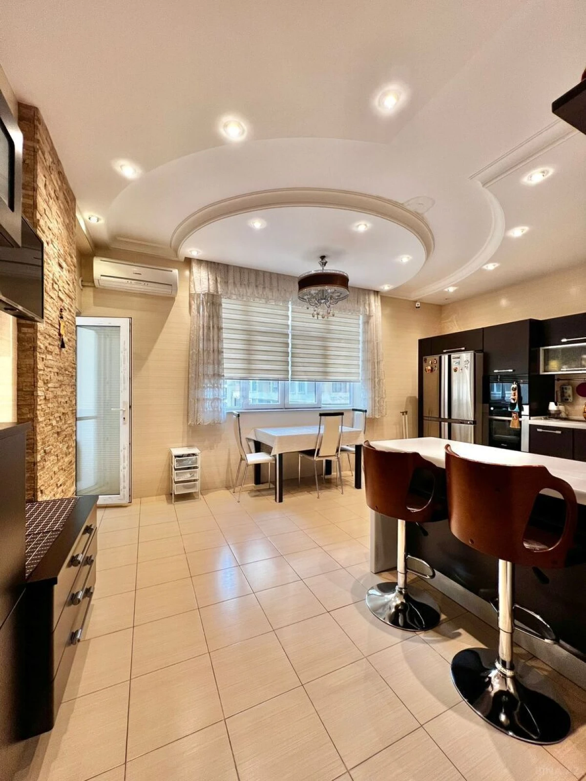 Satılır 4 otaqlı mənzil 210 m²