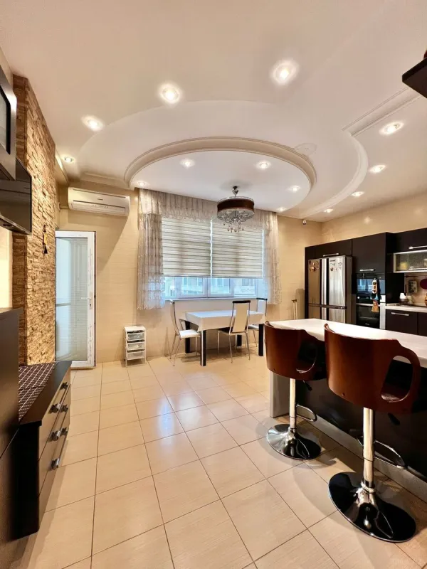 Satılır 4 otaqlı mənzil 210 m²