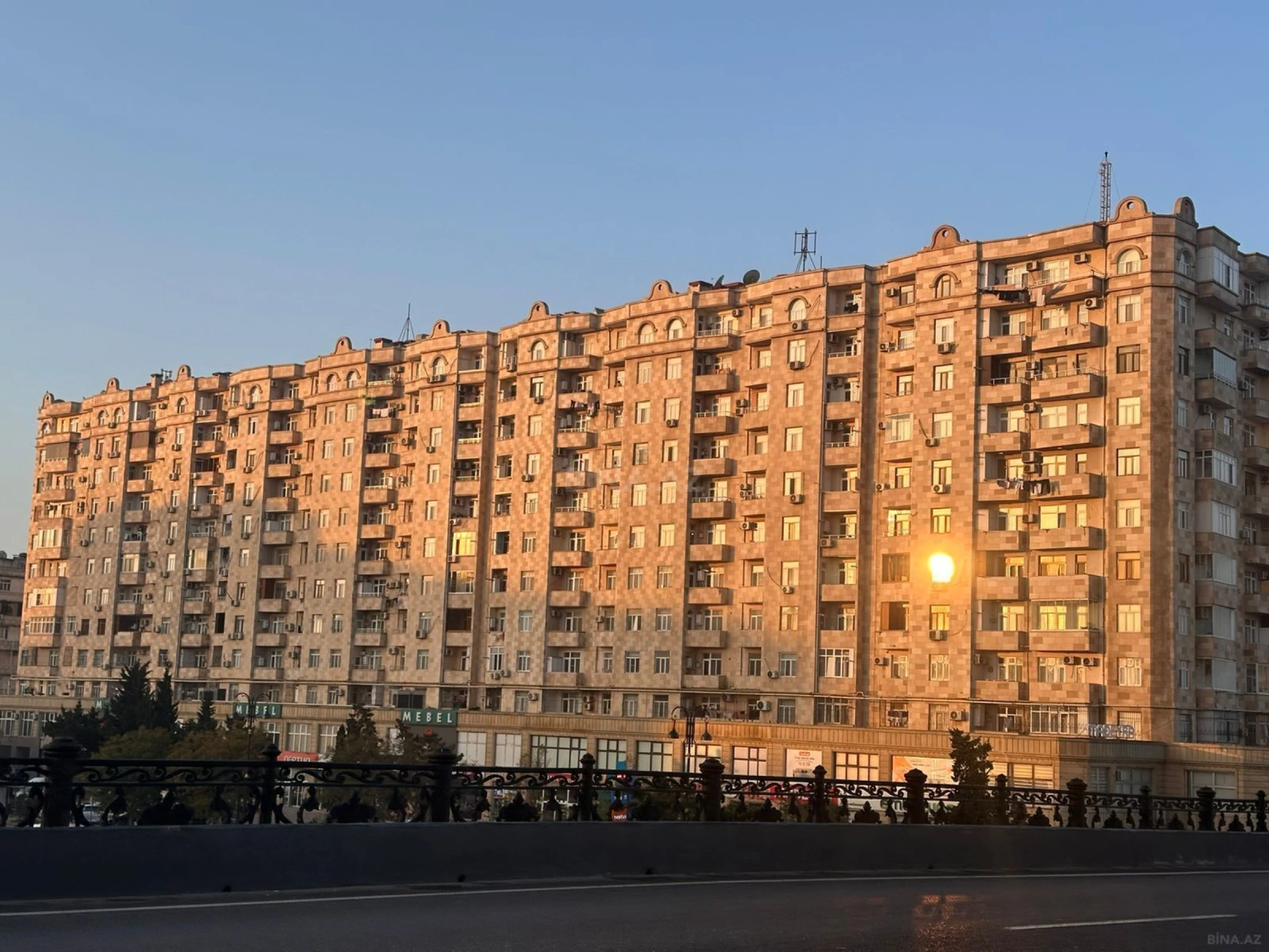 Satılır 3 otaqlı mənzil 135 m²