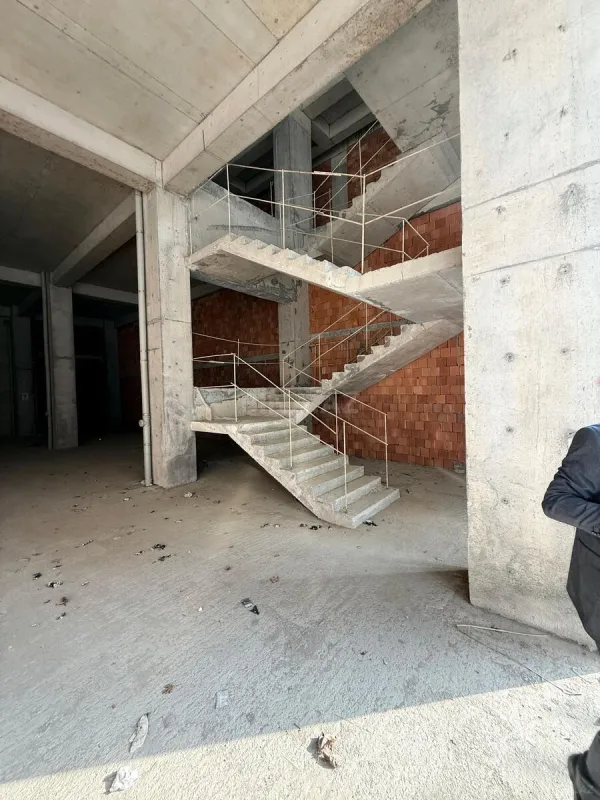 Satılır obyekt 690 m²