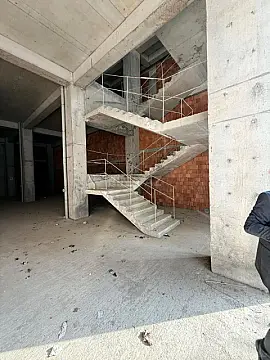 Satılır obyekt 690 m²