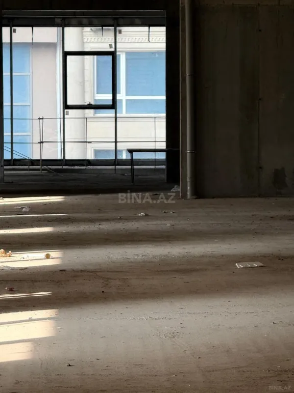 Satılır obyekt 690 m²