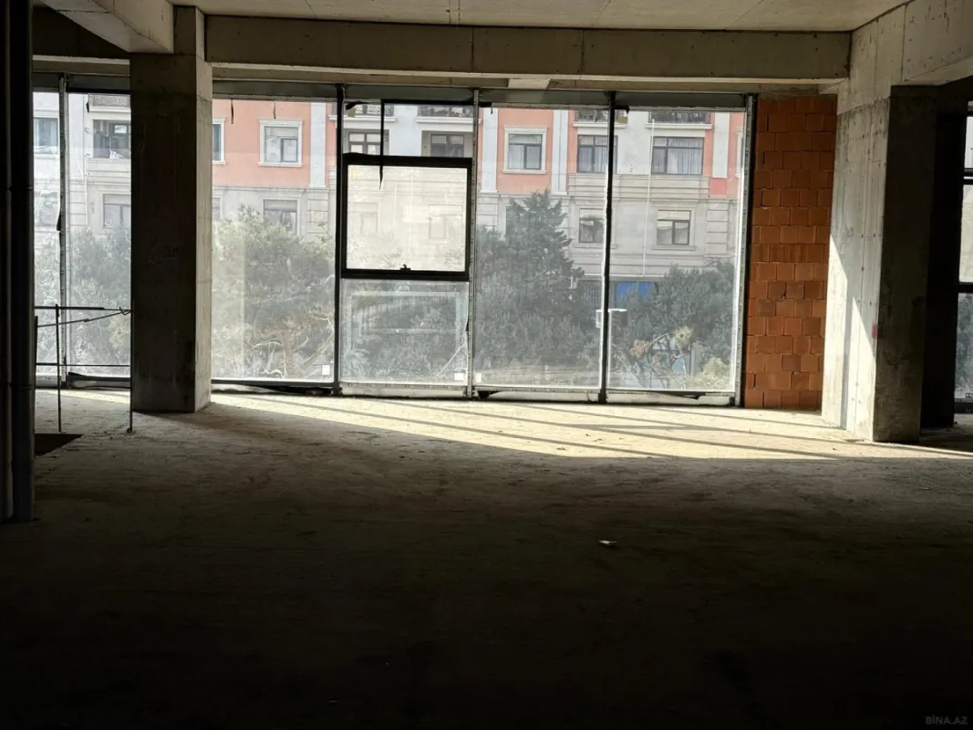 Satılır obyekt 690 m²