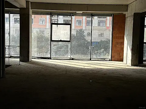 Satılır obyekt 690 m²