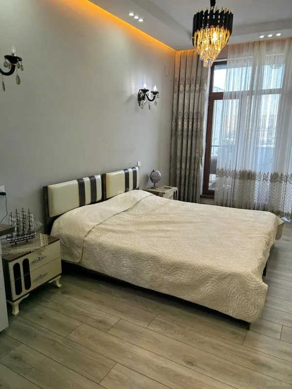 Satılır 5 otaqlı mənzil 230 m²