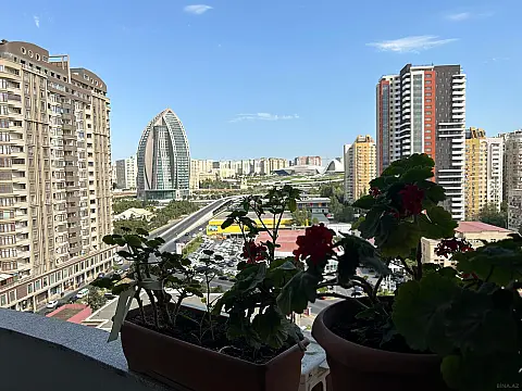 Satılır 5 otaqlı mənzil 230 m²
