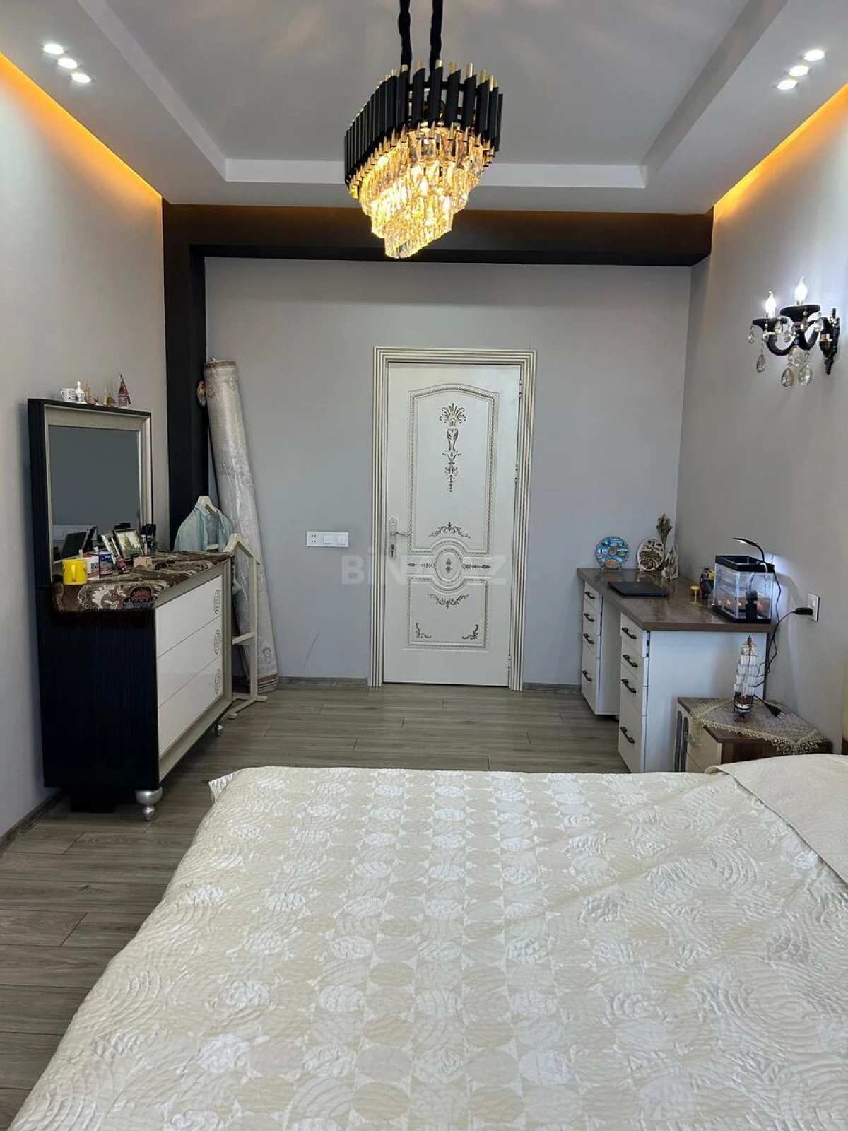 Satılır 5 otaqlı mənzil 230 m²