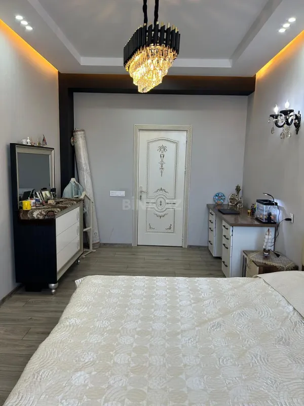 Satılır 5 otaqlı mənzil 230 m²