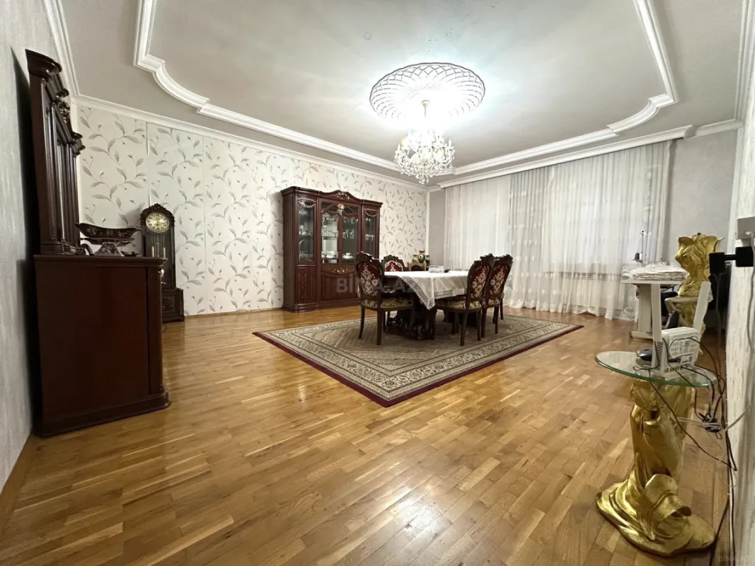 Satılır 5 otaqlı həyət evi 400 m²