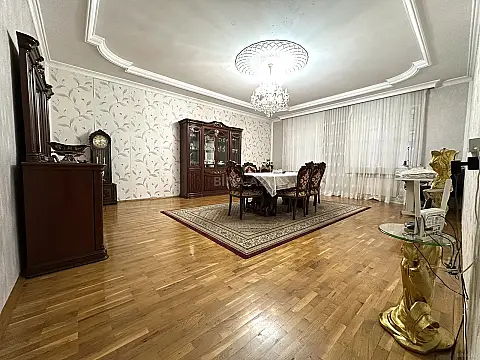 Satılır 5 otaqlı həyət evi 400 m²