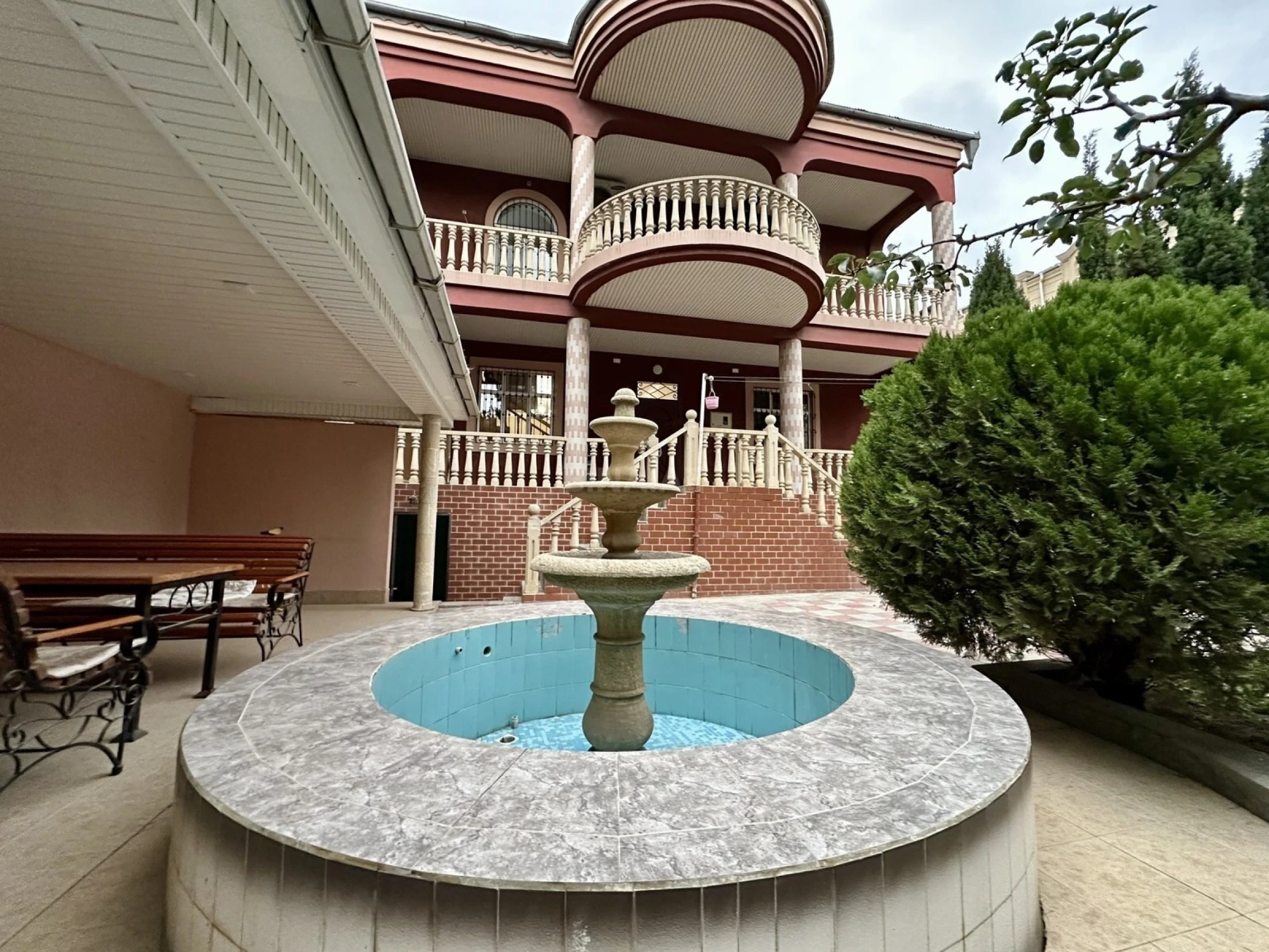 Satılır 5 otaqlı həyət evi 400 m²