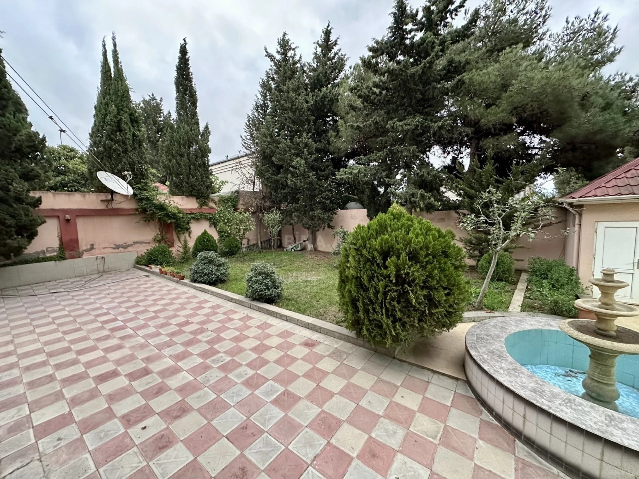 Satılır 5 otaqlı həyət evi 400 m²