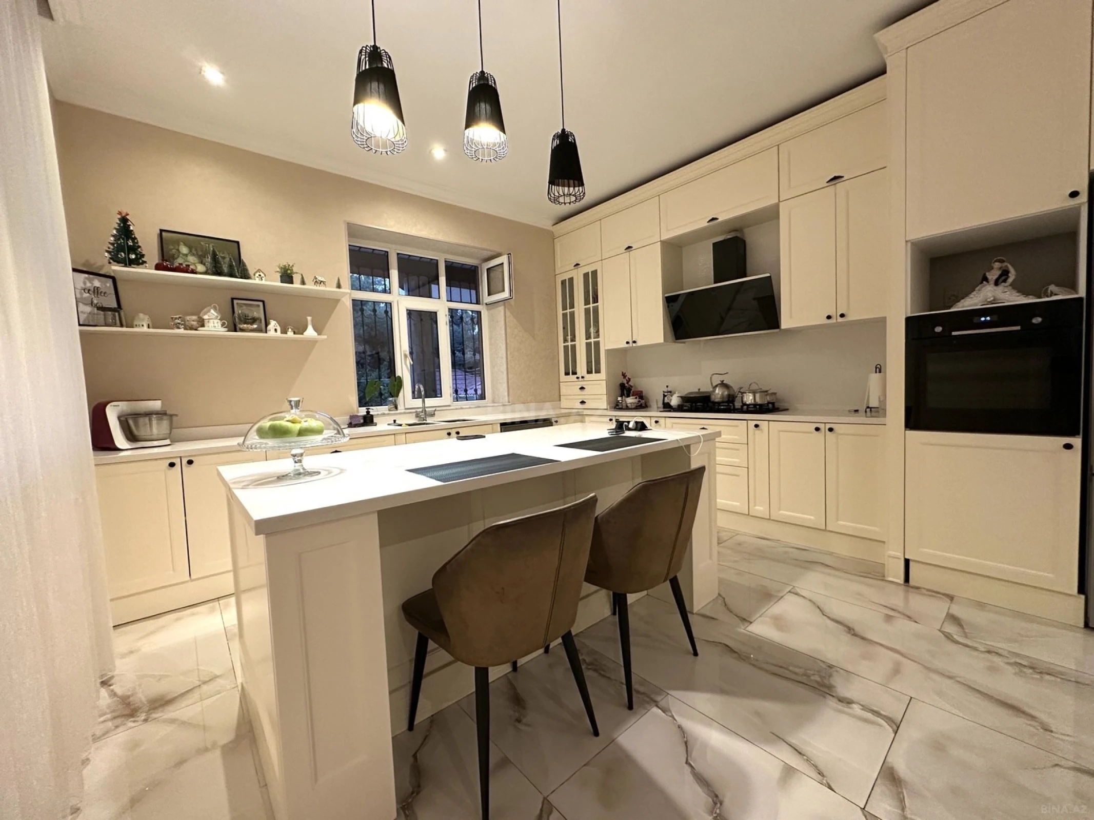 Satılır 5 otaqlı həyət evi 400 m²