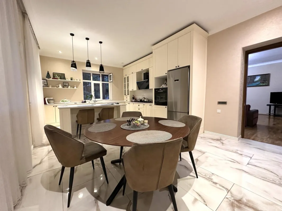 Satılır 5 otaqlı həyət evi 400 m²