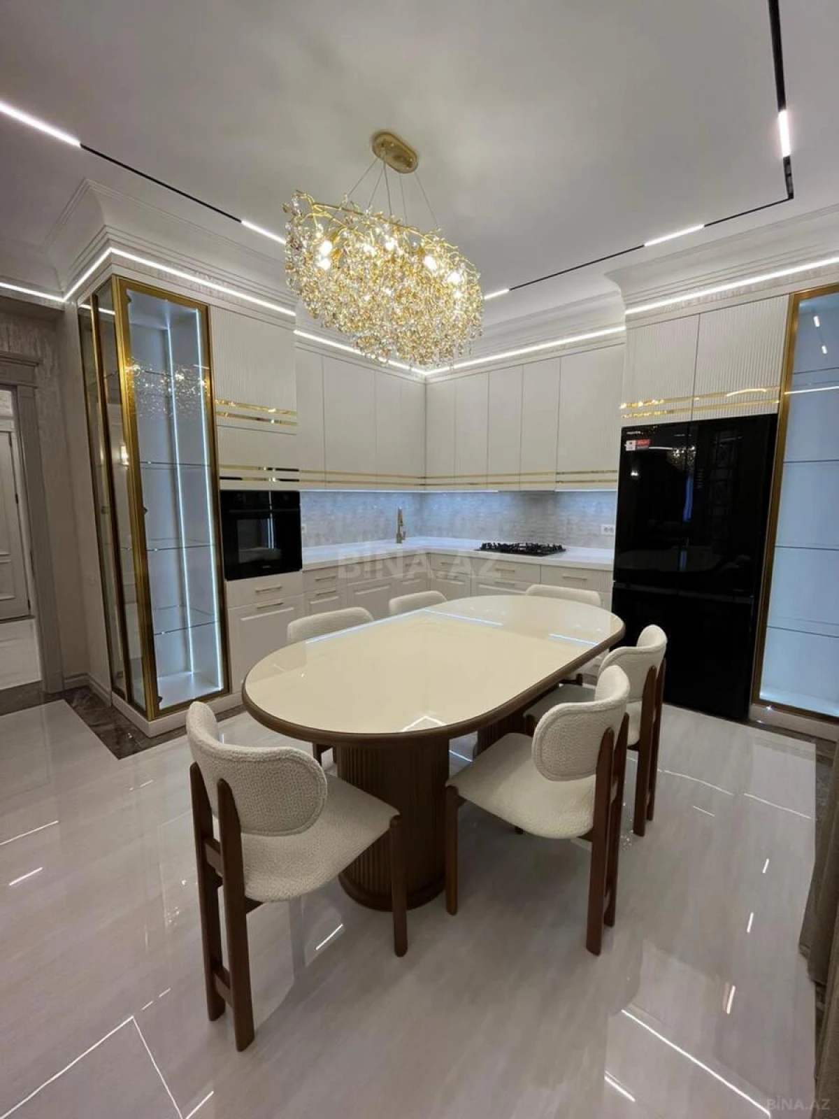 Satılır 4 otaqlı mənzil 177 m²