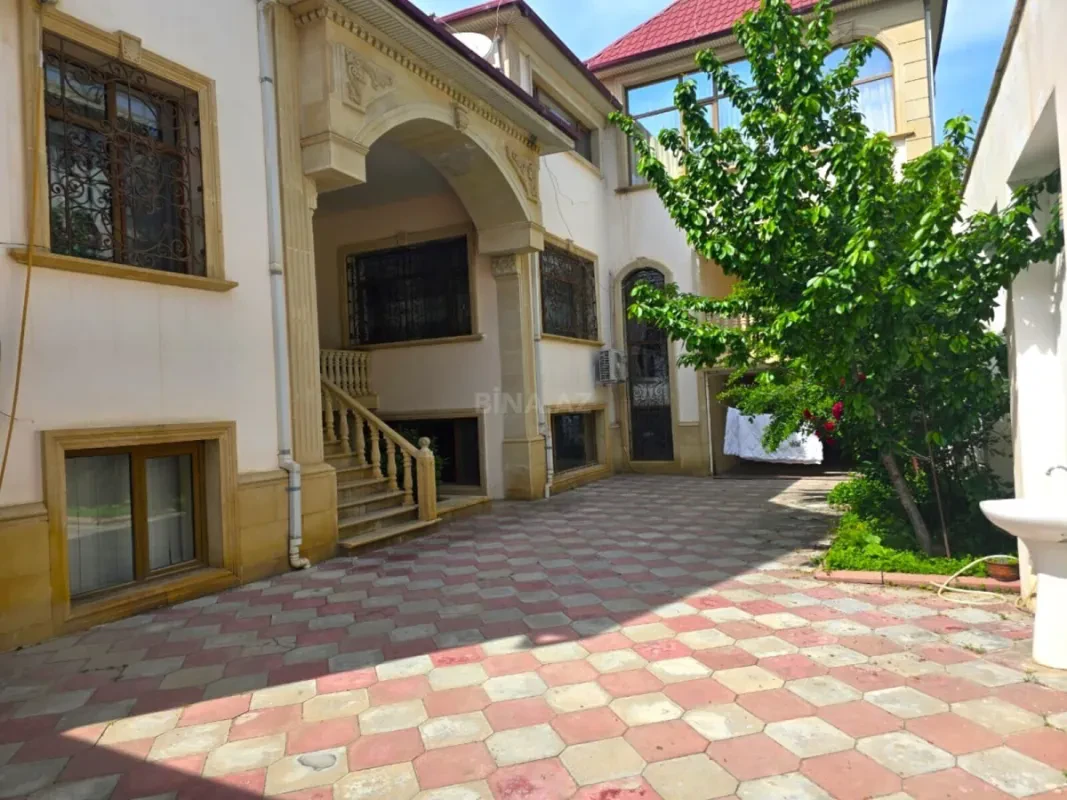 Satılır 11 otaqlı həyət evi 1200 m²