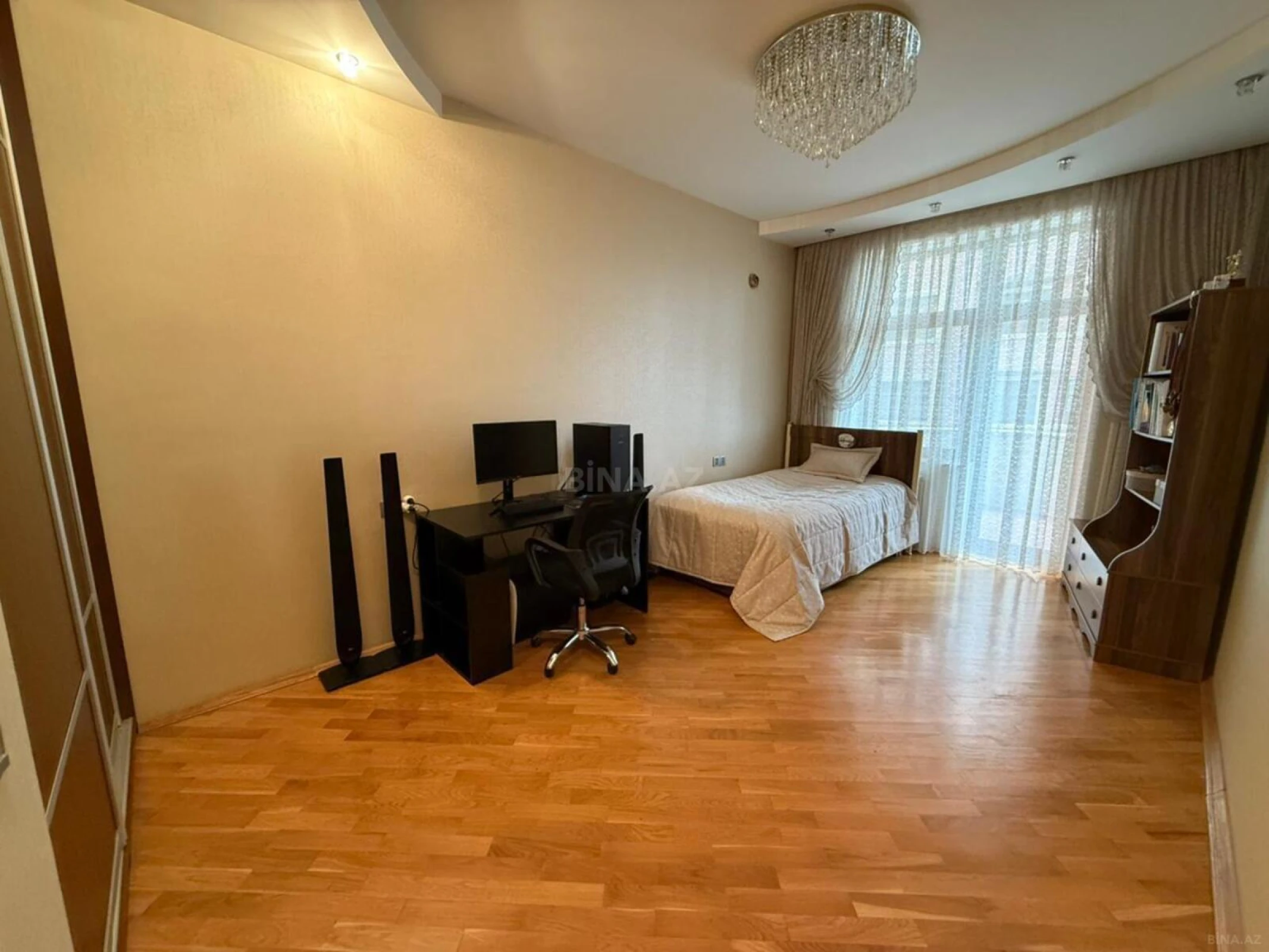 Satılır 4 otaqlı mənzil 185 m²