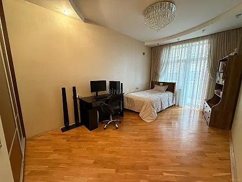 Satılır 4 otaqlı mənzil 185 m²