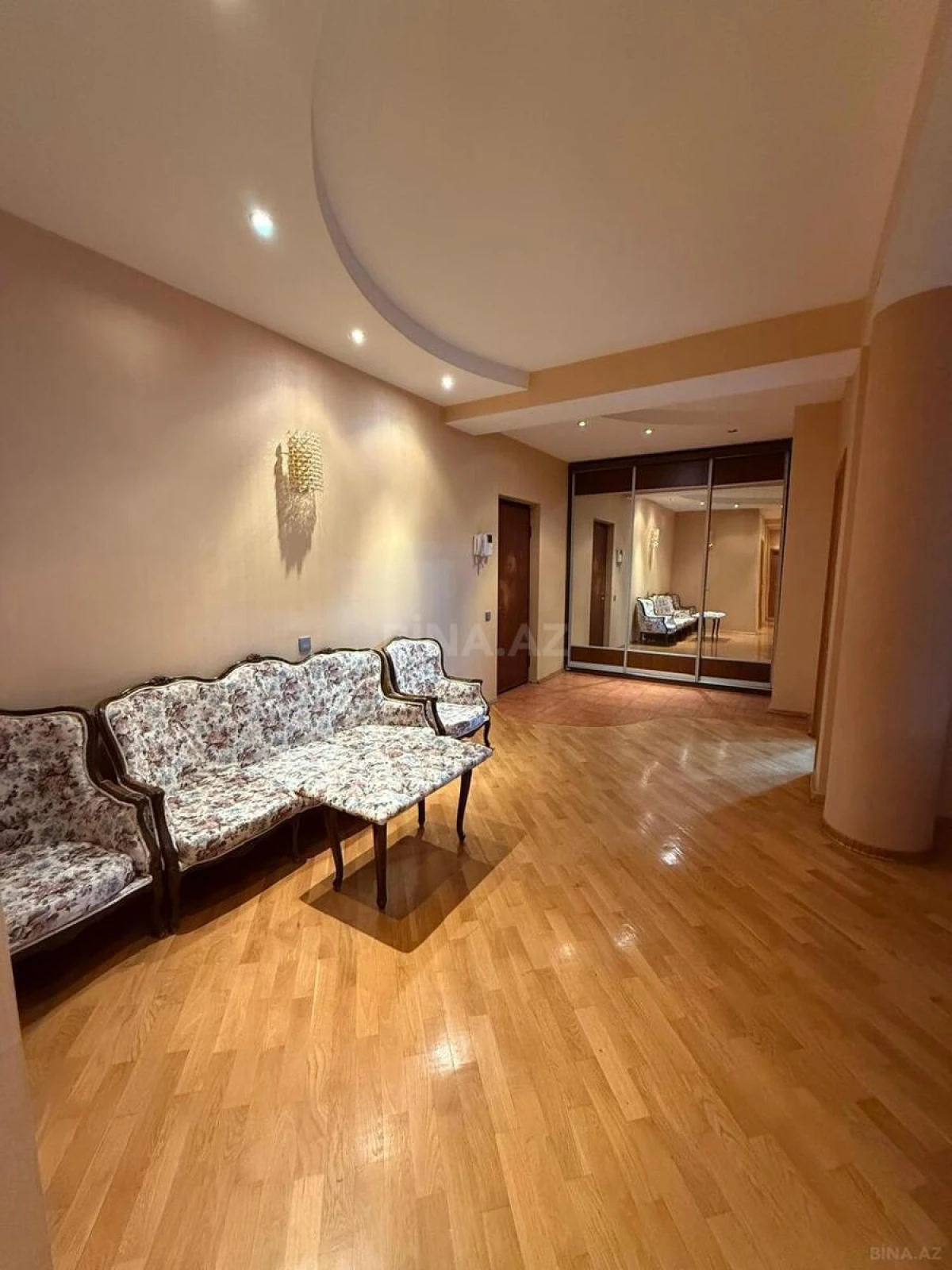 Satılır 4 otaqlı mənzil 185 m²