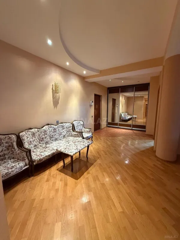 Satılır 4 otaqlı mənzil 185 m²
