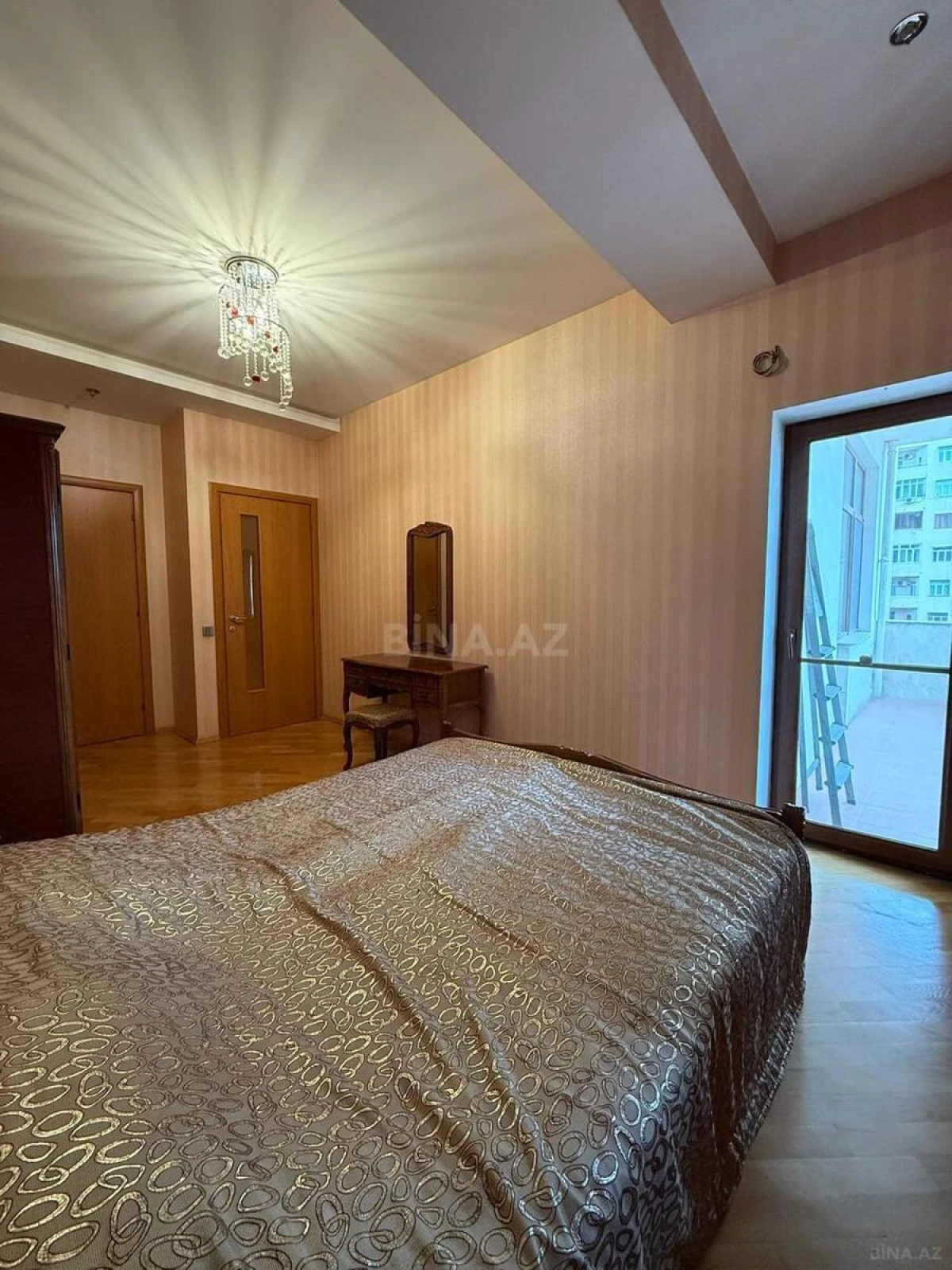 Satılır 4 otaqlı mənzil 185 m²