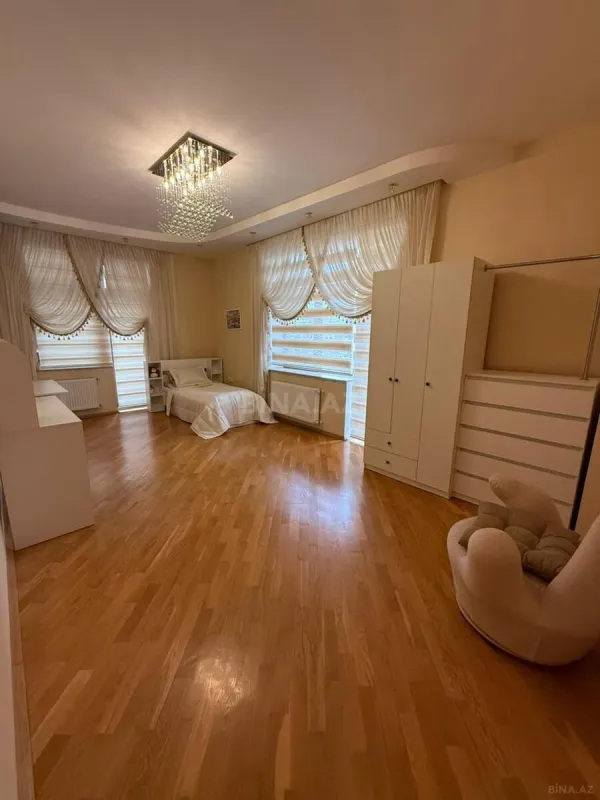 Satılır 4 otaqlı mənzil 185 m²