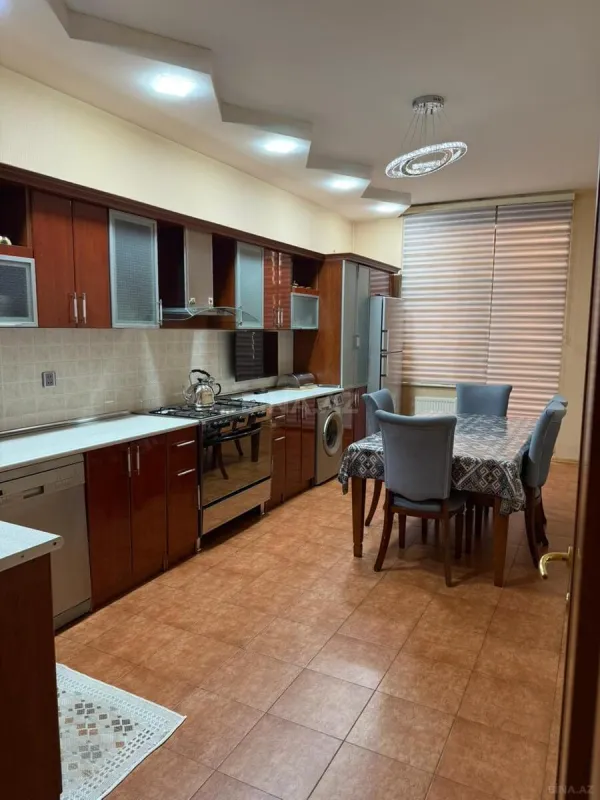 Satılır 4 otaqlı mənzil 185 m²