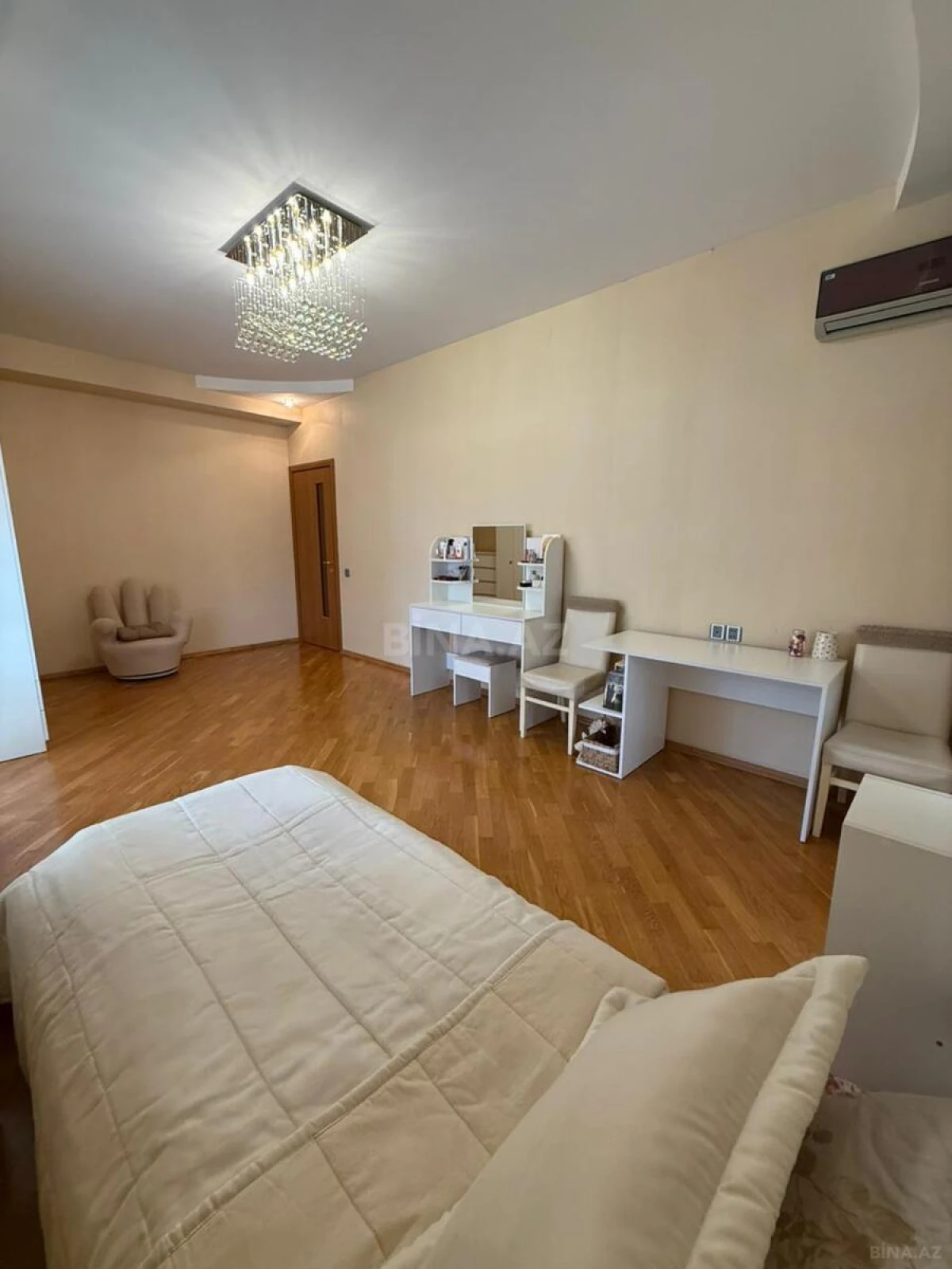 Satılır 4 otaqlı mənzil 185 m²