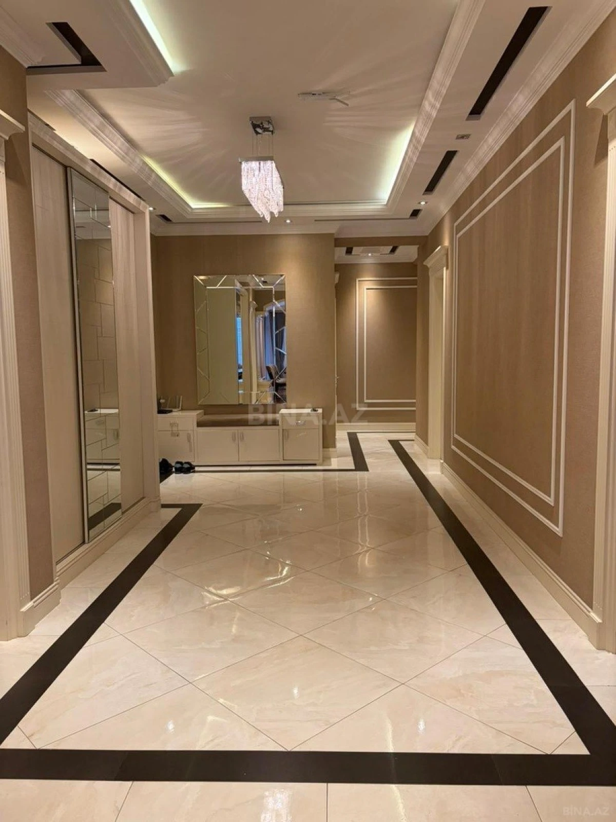 Satılır 4 otaqlı mənzil 215 m²